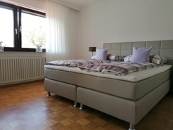 Schlafzimmer mit Boxspringbett